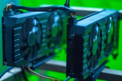 Снаряжение видеокарты минируя на рамке В рамке 2 видеокарты с проводами GTX стоковое фото Снаряжение видеокарты минируя на рамке В рамке 2 видеокарты с проводами GTX стоковое фото