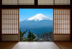 Снег покрыл Mount Fuji в Японии увиденной через традиционный японца сползая бумажные двери стоковые изображения rf Снег покрыл Mount Fuji в Японии увиденной через традиционный японца сползая бумажные двери стоковые изображения rf
