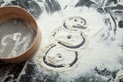 Снеговик покрашенный на муке на черной предпосылке Выпечка праздничного и рождества стоковое фото Снеговик покрашенный на муке на черной предпосылке Выпечка праздничного и рождества стоковое фото