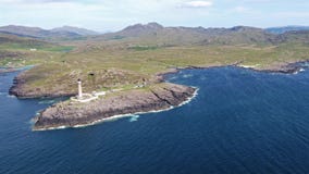 Сногсшибательная воздушная съемка пункта Ardnamurchan, большого Britains большинств западный пункт, с маяком и красивой белизной видеоматериал Сногсшибательная воздушная съемка пункта Ardnamurchan, большого Britains большинств западный пункт, с маяком и красивой белизной видеоматериал