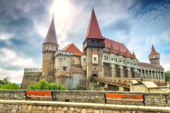 Сногсшибательный известный замок corvin, Hunedoara, Трансильвания, Румыния, Европа стоковое изображение rf Сногсшибательный известный замок corvin, Hunedoara, Трансильвания, Румыния, Европа стоковое изображение rf