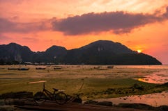 Сногсшибательный заход солнца над красивым Phi Phi Koh, Таиландом стоковое фото rf Сногсшибательный заход солнца над красивым Phi Phi Koh, Таиландом стоковое фото rf