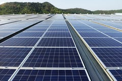 Солнечная предпосылка горы системы крыши PV стоковая фотография rf Солнечная предпосылка горы системы крыши PV стоковая фотография rf