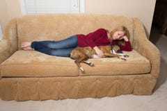 Собака женщины petting на кресле - собака уснувшая стоковое изображение rf Собака женщины petting на кресле - собака уснувшая стоковое изображение rf