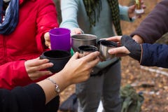 Соберите девушек туристов на питье природы выпивая грея Цель торжества Стекла Clink стоковые фотографии rf Соберите девушек туристов на питье природы выпивая грея Цель торжества Стекла Clink стоковые фотографии rf