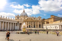 Собор ` s квадрата ` s St Peter, фонтана Bernini и St Peter стоковое фото Собор ` s квадрата ` s St Peter, фонтана Bernini и St Peter стоковое фото