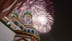 Собор заступничества большинств святого Theotokos на виске рова базилика благословлять и фейерверк, красная площадь, Москва видеоматериал Собор заступничества большинств святого Theotokos на виске рова базилика благословлять и фейерверк, красная площадь, Москва видеоматериал