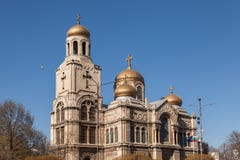 Собор предположения в Варне, Болгарии Византийская церковь стиля с золотыми куполами Стоковое фото RF Собор предположения в Варне, Болгарии Византийская церковь стиля с золотыми куполами Стоковое фото RF