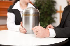 советовать undertaker funeral клиента стоковая фотография советовать undertaker funeral клиента стоковая фотография