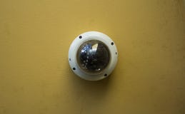 Современная круглая камера слежения на желтом потолке стоковая фотография rf Современная круглая камера слежения на желтом потолке стоковая фотография rf