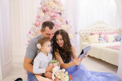 Современная семья разговаривает с родственниками на Skype в просторной спальне стоковые изображения rf Современная семья разговаривает с родственниками на Skype в просторной спальне стоковые изображения rf