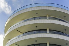 Современное изогнутое здание гостиницы Стоковое Изображение RF Современное изогнутое здание гостиницы Стоковое Изображение RF
