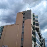 Современное многоэтажное здание против облачного неба в Праге стоковая фотография Современное многоэтажное здание против облачного неба в Праге стоковая фотография