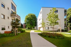 Современные жилые дома в зеленой окружающей среде, устойчивое городское планирование стоковые изображения rf Современные жилые дома в зеленой окружающей среде, устойчивое городское планирование стоковые изображения rf