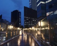 Современные здания в Токио Офисные здания в вечере Footbridge в дожде стоковая фотография Современные здания в Токио Офисные здания в вечере Footbridge в дожде стоковая фотография