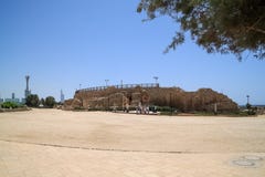 Современные здания и старые руины на Caesarea в Израиле стоковые фото Современные здания и старые руины на Caesarea в Израиле стоковые фото