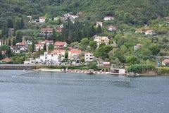 Современные квартиры и бассейн Kotor, Черногории Стоковое Изображение RF Современные квартиры и бассейн Kotor, Черногории Стоковое Изображение RF