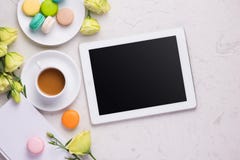 Современный дизайн весны с красочными macaroons на мраморном backgroun стоковое изображение Современный дизайн весны с красочными macaroons на мраморном backgroun стоковое изображение