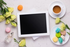 Современный дизайн весны с красочными macaroons на мраморном backgroun стоковые фото Современный дизайн весны с красочными macaroons на мраморном backgroun стоковые фото