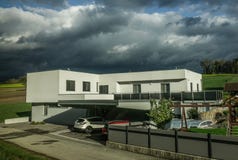 Современный дом на сельской местности в Австрии стоковое фото Современный дом на сельской местности в Австрии стоковое фото