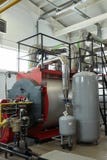 Современный новый газовый нагрев омедняет работу в котельной стоковое изображение rf Современный новый газовый нагрев омедняет работу в котельной стоковое изображение rf