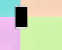 Современный смартфон с черным экраном на предпосылке текстуры цветов розовых моды пастельных, голубых, коралла и известки стоковое фото Современный смартфон с черным экраном на предпосылке текстуры цветов розовых моды пастельных, голубых, коралла и известки стоковое фото