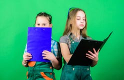 Согласно плану m E Девушки детей планируя реновацию Инициативные дети стоковые изображения rf Согласно плану m E Девушки детей планируя реновацию Инициативные дети стоковые изображения rf