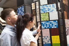 Соедините указывать на керамическую плитку мозаики для стены ванной комнаты в stor Стоковое фото RF Соедините указывать на керамическую плитку мозаики для стены ванной комнаты в stor Стоковое фото RF