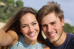 Соедините фотографировать selfie с умным телефоном стоковое изображение Соедините фотографировать selfie с умным телефоном стоковое изображение