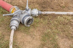 Соединение пожарной команды для распределяя туша воды к нескольким шлангов стоковые изображения rf Соединение пожарной команды для распределяя туша воды к нескольким шлангов стоковые изображения rf