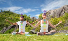 Соедините делать йогу в представлении лотоса с 7 chakras стоковые фотографии rf Соедините делать йогу в представлении лотоса с 7 chakras стоковые фотографии rf