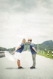 Соедините стойку на дороге и примите фото совместно для wedding стоковое фото Соедините стойку на дороге и примите фото совместно для wedding стоковое фото