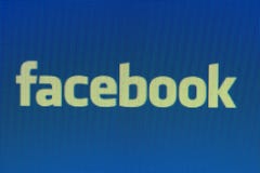 Сокращение Pixelated Facebook на конце монитора компьютера вверх по съемке стоковые изображения rf Сокращение Pixelated Facebook на конце монитора компьютера вверх по съемке стоковые изображения rf