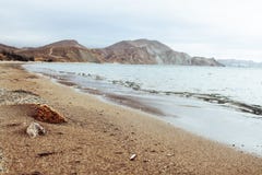 Солнечный ландшафт берега взморья с взглядом 2 камней Чёрное море, Koktebe стоковая фотография Солнечный ландшафт берега взморья с взглядом 2 камней Чёрное море, Koktebe стоковая фотография