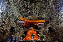 солнц-облитое изображение Будды в старом виске Htukkhanthein, Mrauk u, положении Rakhine, Мьянме стоковое изображение rf солнц-облитое изображение Будды в старом виске Htukkhanthein, Mrauk u, положении Rakhine, Мьянме стоковое изображение rf