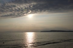 Солнце отражая с выравниваясь воды на южном побережье Англии стоковая фотография Солнце отражая с выравниваясь воды на южном побережье Англии стоковая фотография