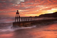 солнце подъема пристани whitby стоковая фотография солнце подъема пристани whitby стоковая фотография