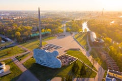 Солнце светя над крепостью Бреста в утре Годовщина Второй Мировой Войны в Беларуси стоковое изображение rf Солнце светя над крепостью Бреста в утре Годовщина Второй Мировой Войны в Беларуси стоковое изображение rf