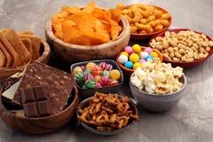 солёные заедки Крендели, обломоки, шутихи в деревянных шарах стоковое изображение солёные заедки Крендели, обломоки, шутихи в деревянных шарах стоковое изображение