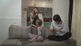 2 сообщения отправке SMS старших сестер на девушке сотовых телефонов более молодой печатая на ноутбуке сидя на кресле в комнате н видеоматериал 2 сообщения отправке SMS старших сестер на девушке сотовых телефонов более молодой печатая на ноутбуке сидя на кресле в комнате н видеоматериал