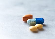 Сортированные естественные пищевые добавки и витамины на серой предпосылке стоковое изображение rf Сортированные естественные пищевые добавки и витамины на серой предпосылке стоковое изображение rf
