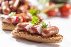 Сосиска коктеиля цыпленка & говядины с редиской и лимоном томата вишни с зеленой травой с хлебом здравицы на зеленом красном и ба стоковые изображения rf Сосиска коктеиля цыпленка & говядины с редиской и лимоном томата вишни с зеленой травой с хлебом здравицы на зеленом красном и ба стоковые изображения rf