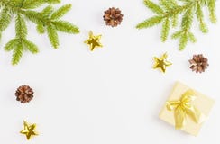 Состав рождества с зеленой ветвью ели, подарками Xmas и украшением на белой предпосылке Взгляд сверху, плоское положение стоковое изображение rf Состав рождества с зеленой ветвью ели, подарками Xmas и украшением на белой предпосылке Взгляд сверху, плоское положение стоковое изображение rf