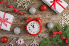 Состав с будильником на деревянной предпосылке christmas countdown стоковое фото Состав с будильником на деревянной предпосылке christmas countdown стоковое фото