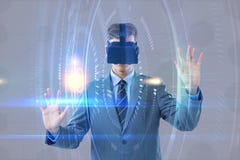 Составное изображение бизнесмена используя шлемофон виртуальной реальности стоковое изображение Составное изображение бизнесмена используя шлемофон виртуальной реальности стоковое изображение