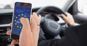 Составное изображение подрезанной руки человека используя мобильный телефон стоковое изображение rf Составное изображение подрезанной руки человека используя мобильный телефон стоковое изображение rf