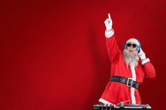 Составное изображение Санта Клауса играя dj с поднятой рукой стоковые фото Составное изображение Санта Клауса играя dj с поднятой рукой стоковые фото