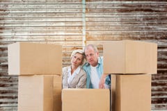 Составное изображение усиленных более старых пар с moving коробками стоковые изображения Составное изображение усиленных более старых пар с moving коробками стоковые изображения