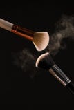 Составьте косметические щетки с порошком для того чтобы покраснеть взрыв на черной предпосылке стоковые фото Составьте косметические щетки с порошком для того чтобы покраснеть взрыв на черной предпосылке стоковые фото