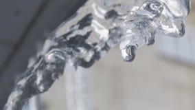Сосульки таять красивые с падениями воды понижаясь вниз, природа во время периода весны Fooage запаса Плавя сосульки стоковые фотографии rf Сосульки таять красивые с падениями воды понижаясь вниз, природа во время периода весны Fooage запаса Плавя сосульки стоковые фотографии rf